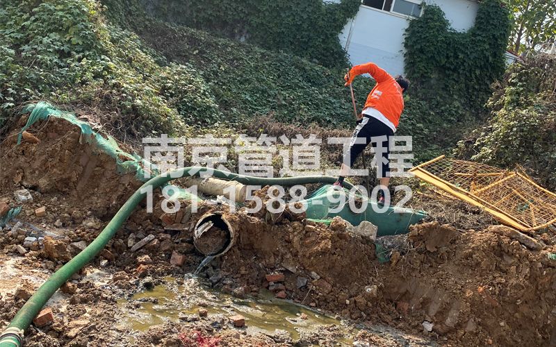 263横梁工地化粪池清理