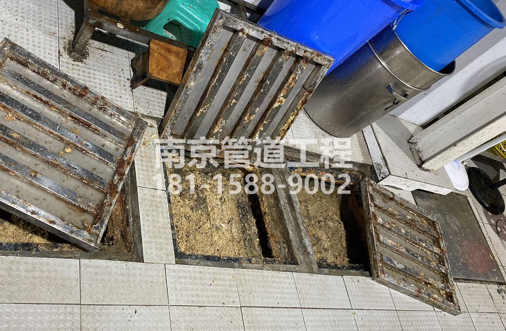 278横梁城管中队食堂隔油池清理