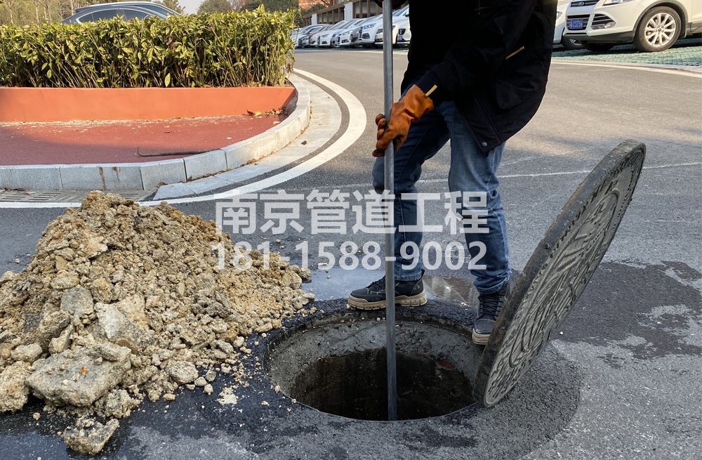 306横梁管道油块清理